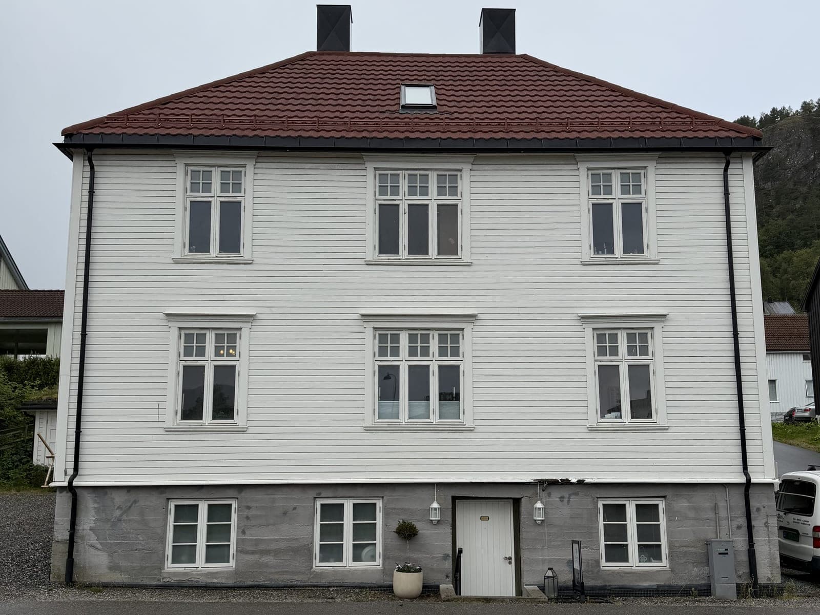 Elden Helse klinikk i Brørsgården, Namsos — hvit trebygning med rødt tak og inngang mot gaten