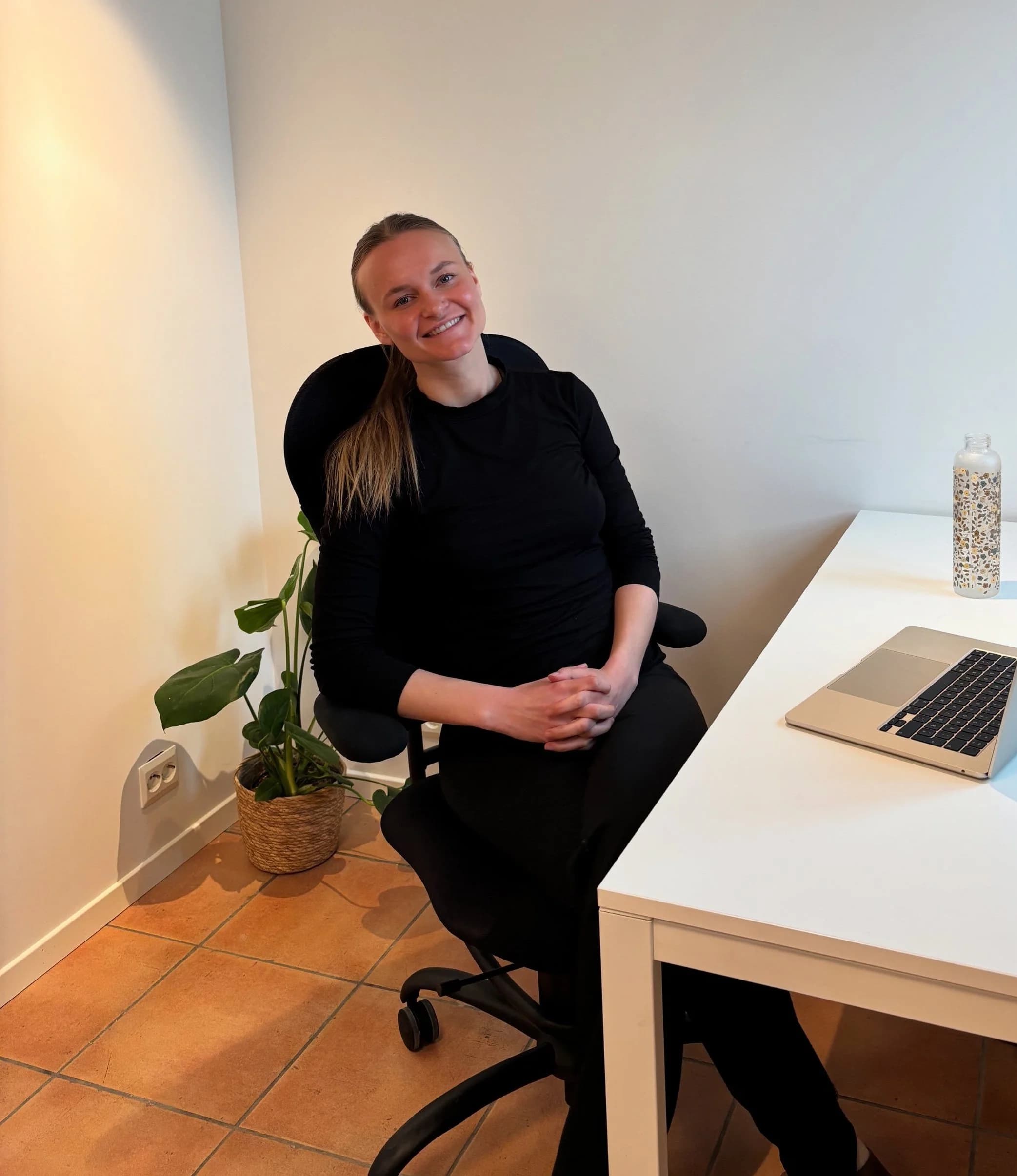 Kiropraktor Sarah Elden ved klinikken i Namsos